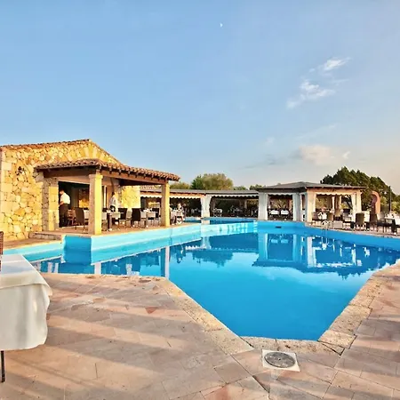 Isa-residence With Swimming-pool In At Only 500 M From The 3* Porto Rotondo