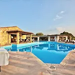 Isa-residence With Swimming-pool In At Only 500 M From The 3* Porto Rotondo
