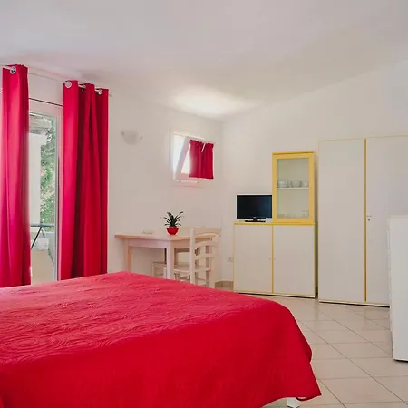 Isa-residence With Swimming-pool In At Only 500 M From The Appart hôtel 3*